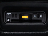 装備されているビルトインタイプのホンダ純正ETC車載器です。セットアップしてからご納車致します。ETCカードを差し込めば高速道路の出入り口ゲートを楽々通過出来ます。