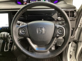 ハンドルにHondaセンシング系のクルーズコントロールやレーンキープアシストなどのスイッチと、オーディオの操作スイッチが装備されています。ハンドルから手を離さず安全に操作できます。