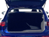 ラゲージルームは十分な広さです。後席背もたれを倒してスペースを広げることも可能で、大きい荷物でも安心です。