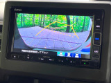 【バックカメラ】駐車時に後方がリアルタイム映像で確認できます。大型商業施設や立体駐車場での駐車時や、夜間のバック時に大活躍!運転スキルに関わらず、今や必須となった装備のひとつです!