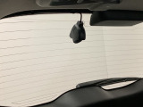 後方にもドライブレコーダーのカメラが付いています。前後両方でお車の周りを監視・記録いたします。