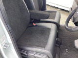 フロントシートです!!セパレートシートなのでお尻をしっかりホールド!!スポーティな運転にも最適です!!