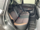 リヤシートは足元空間も広くリラックスしてドライブが楽しめます。