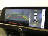 【全周囲モニター】車を上空から見下ろしたような映像をカーナビ画面に映し出し、車庫入れや縦列駐車をサポートしてくれます。