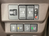 両側電動スライドドアは運転席から操作ができるよう、操作スイッチが付いています。Hondaセンシング用のVSA(ABS+TCS+横滑り抑制)解除とレーンキープアシストシステムなどのスイッチがあります。