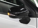 サイドターンランプ付きドアミラー。車両のドレスアップと右左折時の被視認性を兼ね備えたお洒落なミラーです。