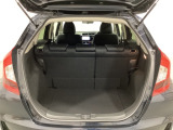 ラゲッジも広く使いやすいトランクは、開口部も広く荷物の積み下ろしもしやすいお車となっております。リアシートの背もたれは6:4の割合で分割して可倒できるので、長いお荷物などを載せることもできます。