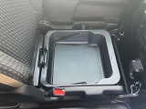 助手席下に大型のBOXもついています。