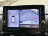 真上から見下ろすような映像で、車庫入れや縦列駐車時に、自車と駐車位置の関係をひと目で確認でき、スムースな駐車をサポート。動く物を検知してお知らせすることで、発進時の安全確認もサポートします。