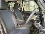 広い室内は、大人二人が前の座席にすわっても余裕があります!シートの柔らかさと質感もちょうど良く、サイドエアバッグとカーテンエアバッグまで付いています!ぜひ一度すわってみて下さい!!