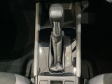 CVT車のセレクトレバーです。低速から高速まで、変速ショックのないスムーズな走りを実現するとともに、エンジン効率のよい領域を維持することで燃費にも貢献します。