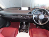 ブラックを基調とした上質でスタイリッシュなインパネ回りです。高い質感と確かな造形でドライバーを魅了しています。運転席に座りハンドルを握れば、走りの期待が高まります。★☆★☆★