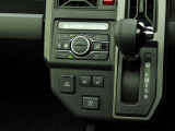 オートエアコンを装備しておりますので、四季を通じて車内を快適な温度に保つことが出来ます!高級感が有りますね!