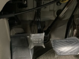 パーキングブレーキはフット式なので運転席と助手席の間はすっきり、移動も楽々です。さっと手が届く位置にATセレクトレバーやエアコンスイッチなどがあり操作性に優れています