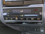 車内環境を自動でコントロールするフルオートエアコン。長距離ドライブも快適です。