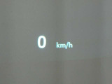 カラーヘッドアップディスプレイ付き。少ない視線移動で情報を確認できるので、運転の疲労軽減に繋がりますよ♪