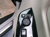 電動格納式ミラーなので、対向車などとのすれ違い時にも便利です。