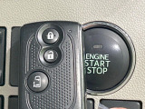 【キーフリーシステム】カバンやポケットに入れたままでもドアの施錠・解錠が可能なスマートキーを装備。エンジンのオン・オフ時もカギを取り出す必要が無いからとっても便利です♪