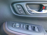 運転席のスイッチで全てのウインドウの開閉操作を行うことができます。ロックボタンをONにしておくと運転席以外のウインドウは作動しないのでお子様を乗せているときなど安心ですね。