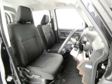 高いホールド性で運転姿勢が安定します。長距離ドライブでも疲れにくいのが魅力です。快適なドライビングライフをお送りください♪