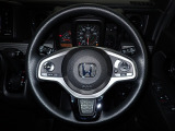 ハンドル左側にはオーディオ操作が出来るオーディオリモートコントロールスイッチ、右側にはHonda SENSINGとオートクルーズコントロールのスイッチを装備!