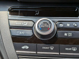 車内環境を自動でコントロールするフルオートエアコン。長距離ドライブも快適です。