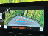 【バックカメラ】駐車時に後方がリアルタイム映像で確認できます。大型商業施設や立体駐車場での駐車時や、夜間のバック時に大活躍!運転スキルに関わらず、今や必須となった装備のひとつです!