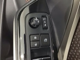狭い駐車場で便利な電動格納ドアミラーが付いています。