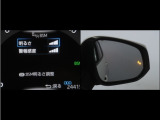 隣車線を走る車両をレーダーで検知し、ドアミラーでは確認しにくい後側方エリアに存在する車両に加え、急接近してくる車両も検知します。車両を検知するとドアミラーに搭載されたLEDインジケーターが点灯します。