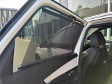 2列目シートのドアウインドウには窓の下から軽く引き上げて使うロールアップ式サンシェード付。暑い日差しから乗員を守ります。