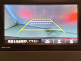 バックでの車庫入れも安心です! リアカメラが付いているバックモニター付のディスプレイオーディオを装備しております。操作線もついており距離感も画面から確認できます。
