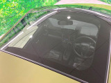 【ガラスルーフ】ガラスルーフ搭載で車内の解放感が一気にアップ!開放的なドライブをお楽しみいただけます。