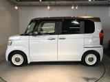 狭い駐車場でも、スライドドアならチャイルドシートへのお子さまの乗降や荷物の積載もスムーズ。とても便利な【両側電動スライドドア】ドアハンドを少し引くだけでリアドアが自動開閉します。