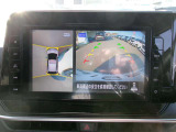 アラウンドビュ-モニタ-装備。上から見下ろしているような映像が表示されるので、車庫入れ時も安心です!