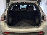 広々としたトランクスペースが確保されております。
