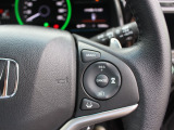 クルーズコントロールが装備されており、速度設定をするだけで一定の速度で自動走行が可能!!一定速度の走行なので燃費の向上やアクセルペダルを踏む必要が無いので長距離ドライブが快適になります!!