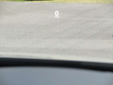 運転視界の遠方上方に虚像を投影することで前を見ながら情報の視認ができます。本当にドライバーが必要な情報を適切に伝え、楽しんで頂くことを考えた新世代装備です。※虚像は2.6m前方に浮かぶイメージです。