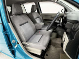 前席はベンチシート!運転席助手席間の移動ができます!小物入れを兼ねたひじ掛け付!