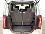 開口部も広く荷物の積み下ろしもしやすいお車となっております。シートの背もたれは5:5の割合で背もたれを可倒でき、前後のシートスライドもできるので荷室をひろげることができます。