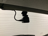 後方にもドライブレコーダーのカメラ(社外品)が付いています。前後両方でお車の周りを監視・記録いたします。