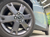 【純正15インチアルミホイール】外観にマッチした純正アルミホイールを装着しております。各種社外アルミホイールや、スタッドレスタイヤも取扱いしております。是非ご相談ください♪
