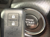 【キーレススタートシステム】カバンやポケットに入れたままでもドアの施錠・解錠が可能なスマートキーを装備。エンジンのオン・オフ時もカギを取り出す必要が無いからとっても便利です♪