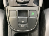 セレクトレバーの下に電子制御パーキングブレーキがあります。スイッチひとつで、停車した地点の傾斜などをシステムが検知・判断してブレーキ力を自動的に最適制御し、しっかり停車できるパーキングシステムです。