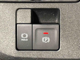 指先だけで簡単に操作が可能な電動パーキングブレーキを採用。「HOLD」スイッチを押すと、渋滞や信号待ちなどでブレーキペダルから足を離しても、ブレーキを保持するので安心です