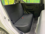後部座席も気になるようなキズ・汚れやへたり等、大きなダメージはなく、良好な状態です。