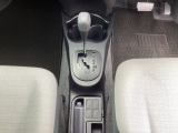 手に馴染むシフトノブで、操作がスムーズに。毎日のドライブがもっと楽しく快適になります。パーキングブレーキはフットブレーキタイプです。
