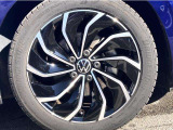 17インチ純正アルミホイール+22545R17タイヤを装着。