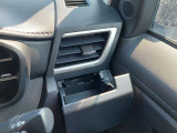 スッキリ使い易い大容量グローブボックス、カップホルダー、小物ポケット等々、豊富な収納ポケットが装備されてます