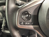 ステアリングにオーディオ操作スイッチが付いています。オーディオ画面に直接タッチしなくても操作が出来ますので、運転に集中できます。