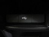 USBジャック付きです。全車、弊社専門スタッフによる内外装クリーニングを実施しております。綺麗な状態でご納車いたします。